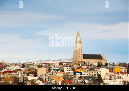 Panorama Reyjkavik mit Kirche Hallgrimskirkja im Hintergrund. Farbenfrohe Stadtbild vor blauem Himmel Hintergrund Stockfoto