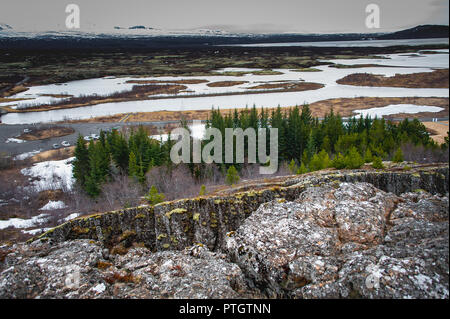 Tektonische Platten kollidieren in der Mittelatlantische rift valley Der Nationalpark Thingvellir, Island. Vulkanische Landschaft, mit bunten Rock Fissuren Stockfoto