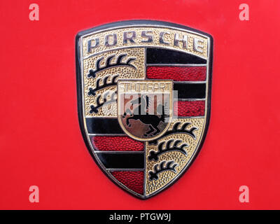 VILNIUS, LITAUEN - 26. AUGUST 2018: Die echten Porsche Logo auf einem Auto rot Körper Stockfoto