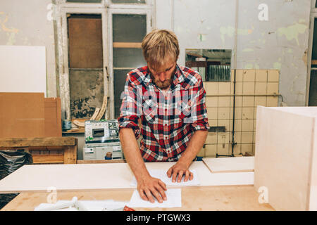 Handwerker bei der Arbeit in seiner Werkstatt Stockfoto