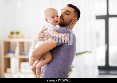 Vater mit weinenden Baby zu Hause Stockfoto