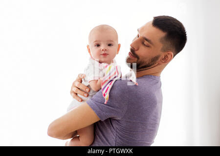 Vater mit kleines Mädchen zu Hause Stockfoto