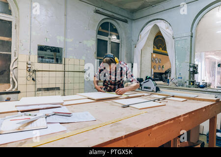 Handwerker bei der Arbeit in seiner Werkstatt Stockfoto