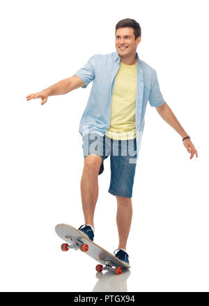 Lächelnden jungen Mann, Skateboard über Weiß Stockfoto