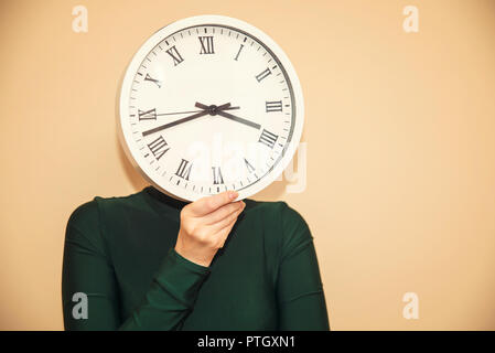 Uhr statt einer Leiter Stockfoto