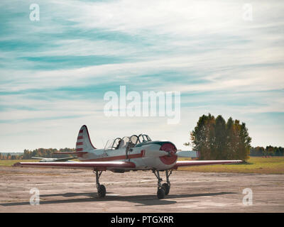 Blick auf Flugzeug auf grasbewachsenen Flugplatz close up; classic Flugzeug rollt zum Start auf Start- und Landebahn; Ausbildung Kunstflug von oldschool Flugzeuge; Freizeitaktivitäten handeln Stockfoto