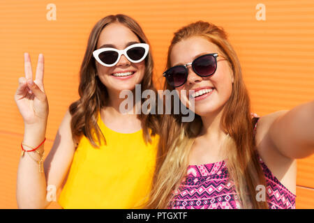 Mädchen im Teenager-alter unter selfie im Sommer Stockfoto