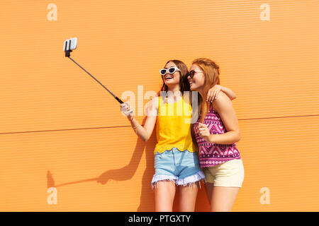 Mädchen im Teenager-alter unter Bild von selfie Stick Stockfoto