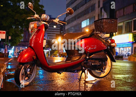 Montreal, Kanada, 8. Oktober, 2018. Retro-Suche Roller auf der Straße nach einem Niederschlag. Credit: Mario Beauregard/Alamy leben Nachrichten Stockfoto