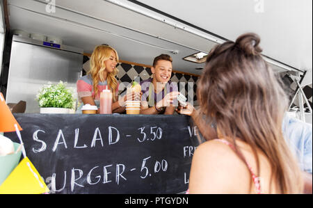 Glückliche Kunden burger kaufen an Essen Lkw Stockfoto