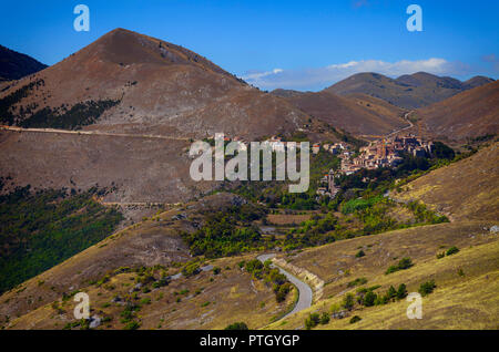 Blick auf die Straße von Santo Stefano di Sessanio, einer Stadt in der Provinz L'Aquila in der Region Abruzzen im südlichen Italien. Stockfoto