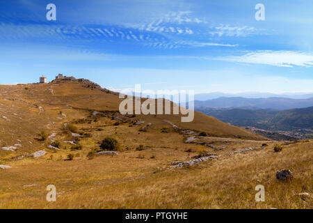 Eine fernsicht von 10. Jahrhundert Rocca Calascio, eines Berges eine Festung in der Provinz L'Aquila in den Abruzzen, Italien. Stockfoto