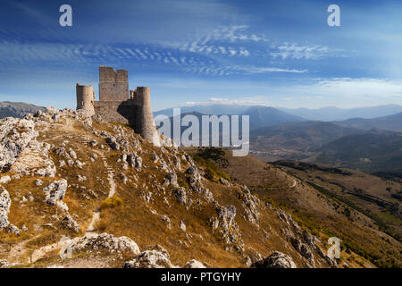 Im 10. Jahrhundert der Rocca Calascio, eines Berges eine Festung in der Nähe der hilltown von Santo Stefano di Sessanio in der Provinz L'Aquila in den Abruzzen, Italien. Stockfoto