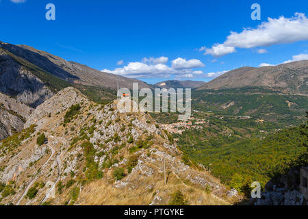 Antenne auf einem Felsvorsprung am Castrovalva, in der Provinz von L'Aquila, Abruzzen, Italien, mit Blick auf den Naturpark der Schluchten der Sagittario Stockfoto