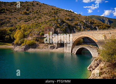 Die Brücke über die San Domenico See, Prato Cardoso, Tal der Seen in der Provinz L'Aquila in der Region Abruzzen im südlichen Italien. Stockfoto