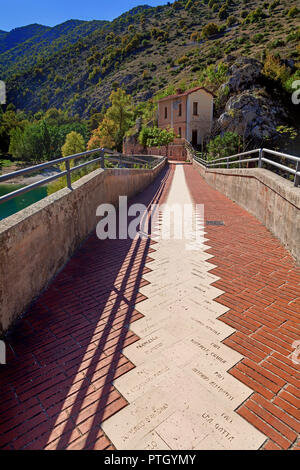 Die Brücke über die San Domenico See, Prato Cardoso, Tal der Seen in der Provinz L'Aquila in der Region Abruzzen im südlichen Italien. Stockfoto