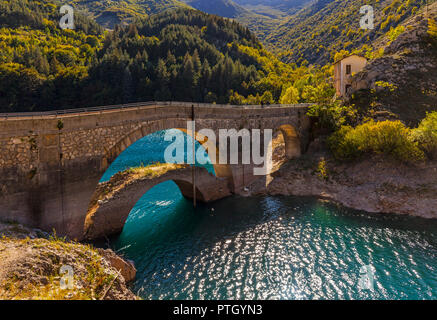 Die Brücke über die San Domenico See, Prato Cardoso, Tal der Seen in der Provinz L'Aquila in der Region Abruzzen im südlichen Italien. Stockfoto