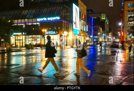 Montreal, Kanada, 8. Oktober, 2018. Menschen zu Fuß entlang der St-Catherine Street in einer regnerischen Nacht. Credit: Mario Beauregard/Alamy leben Nachrichten Stockfoto