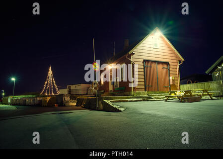 Roten Holzhaus in der Nacht Stockfoto