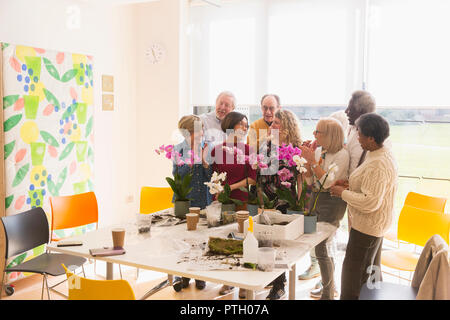 Aktive Senioren genießen blumenarrangierens Klasse Stockfoto