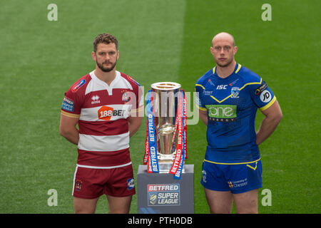 8. Oktober 2018, Old Trafford, Manchester, England; Betfred Super League Grand Final Pressekonferenz; Sean O'Loughlin von Wigan und Chris Hill von warrington nehmen an der Pressekonferenz vor Samstag Grand Final Stockfoto