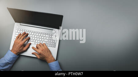 Man tippt auf Laptop. Ansicht von oben kopieren Raum Stockfoto