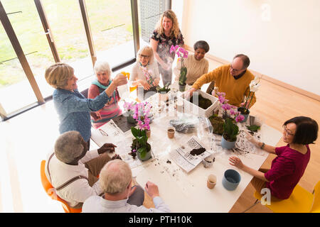 Aktive Senioren genießen blumenarrangierens Klasse Stockfoto