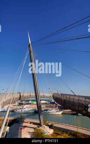 Die Ponte del Mare oder Brücke auf das Meer, einen Zyklus - Fußgängerzone Schrägseilbrücke in der Stadt Pescara, Abruzza, Italien. Stockfoto