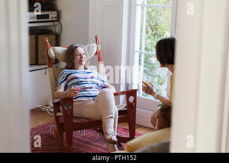 Ältere Frauen Freunde reden im Wohnzimmer Stockfoto