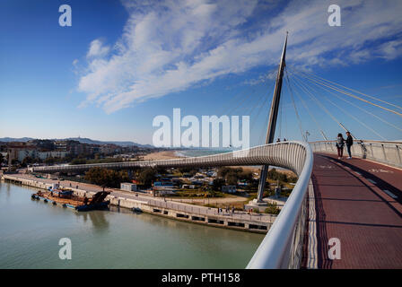 Die Ponte del Mare oder Brücke auf das Meer, einen Zyklus - Fußgängerzone Schrägseilbrücke in der Stadt Pescara, Abruzza, Italien. Stockfoto