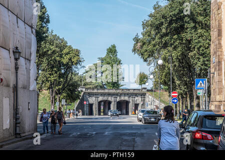 Italien, Toskana, Lucca, schmale Gasse in der Altstadt Stockfoto