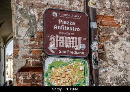 Piazza Amfiteatro in Lucca, Toskana, Italien Stockfoto