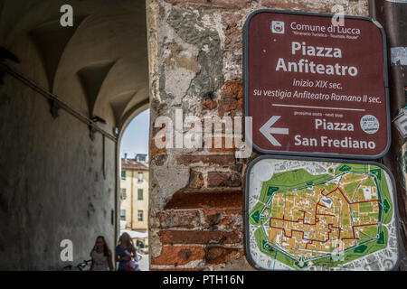 Piazza Amfiteatro in Lucca, Toskana, Italien Stockfoto