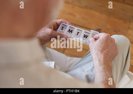 Älterer Mann mit Pille box Stockfoto