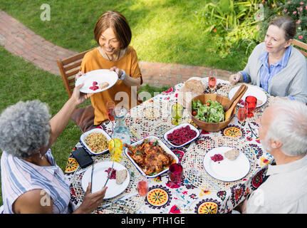 Ältere Freunde genießen Mittagessen in Terrasse Tisch Stockfoto