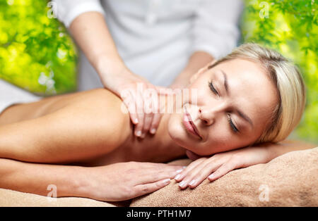 Frau, Rücken Massage im Spa Stockfoto