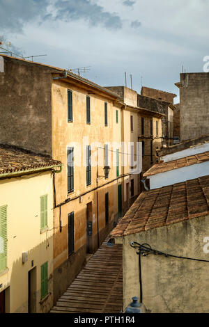 Typische Gebäude mit traditionellen grünen Fensterläden, Terrakotta Dachziegel und ockerfarbenen Stuckfassade, der Altstadt von Alcudia, Mallorca, Spanien Stockfoto