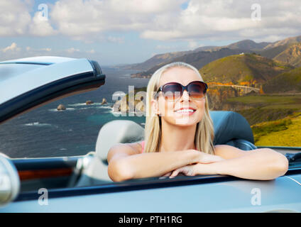 Frau im Cabrio auf Big Sur Küste Stockfoto