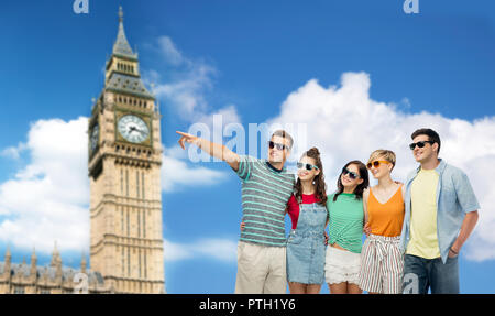 Gerne Freunde umarmen über Clock Tower in London. Stockfoto