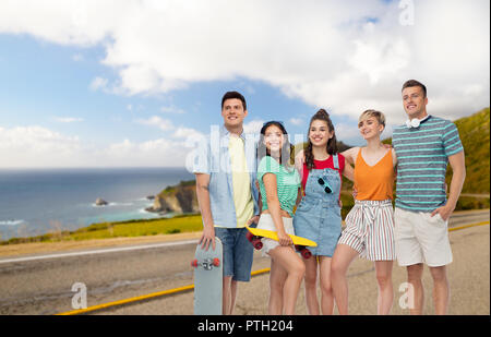 Freunde mit skateboards über Big Sur Küste Stockfoto