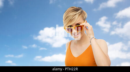 Portrait von lächelnden jungen Frau in Sonnenbrille Stockfoto