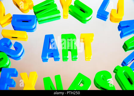 Buchstaben auf weißem Hintergrund Stockfoto