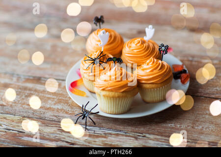 Halloween Party kleine Kuchen oder Muffins auf Tisch Stockfoto