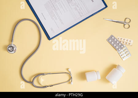 Der Arzt Stethoskop mit patient Form und Flasche Pillen auf dem Schreibtisch Stockfoto