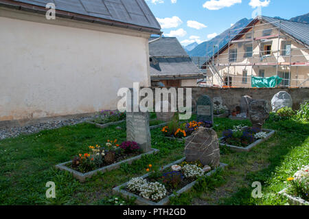 Friedhof und auf dem Friedhof in der Engadiner Dorf Guarda, Schweiz Stockfoto