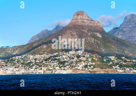 Kapstadt, Südafrika, 10. Mai 2016: Kapstadt und die Küste, jetty. Weit Berg auf dem Hintergrund des blauen Himmels. Sommer. Südafrika Stockfoto