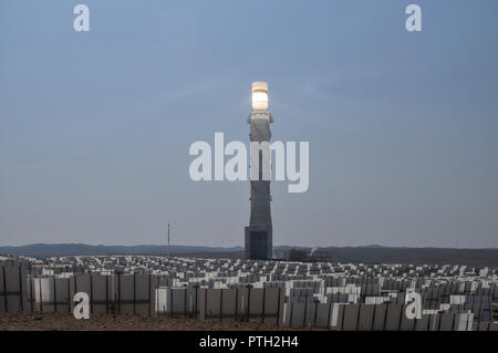 Die ashalim Solar Power Station ist ein solarthermisches Kraftwerk in der Wüste Negev in der Nähe des Kibbuz von Ashalim, in Israel. Die Station wird Stockfoto