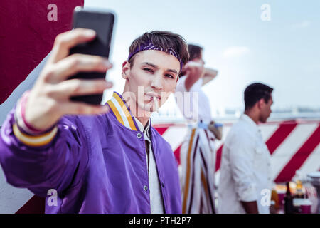 Der dunkelhaarige Mann, dass die Foto Stockfoto