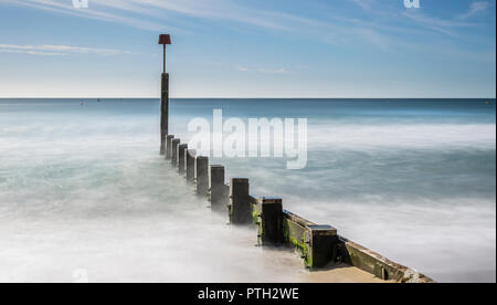 Eine lange Aufnahme auf das Meer über die Buhnen, in der Nähe von Boscombe Pier in Bournemouth, UK. Am 7. Oktober 2018 getroffen. Stockfoto