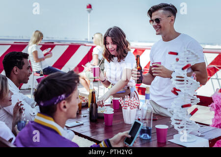 Positiv erfreut, Studenten, Party auf dem Dach Stockfoto